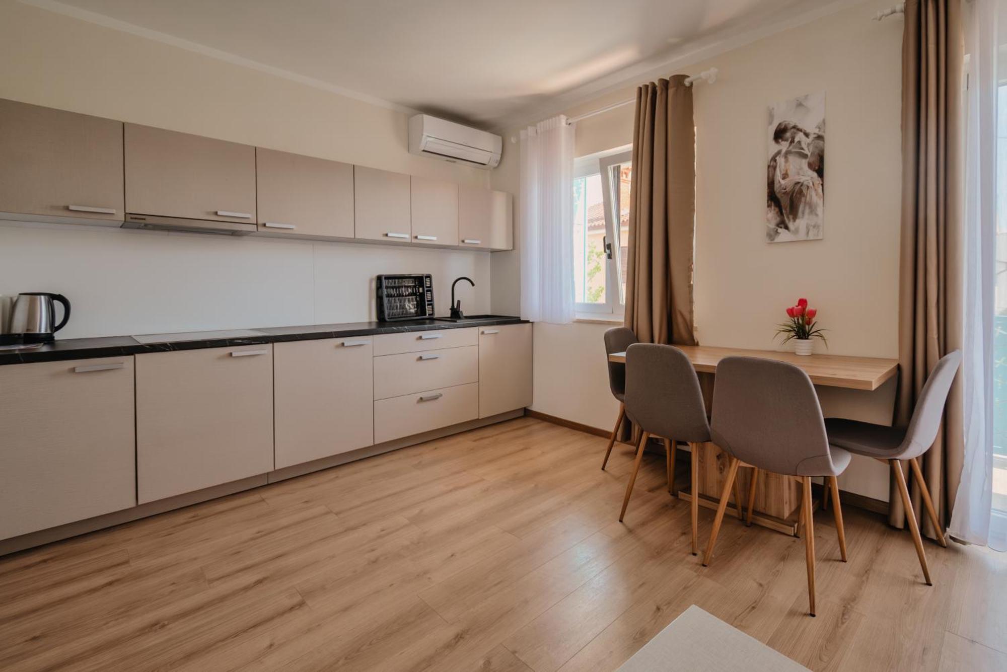 Luxury Apartment *