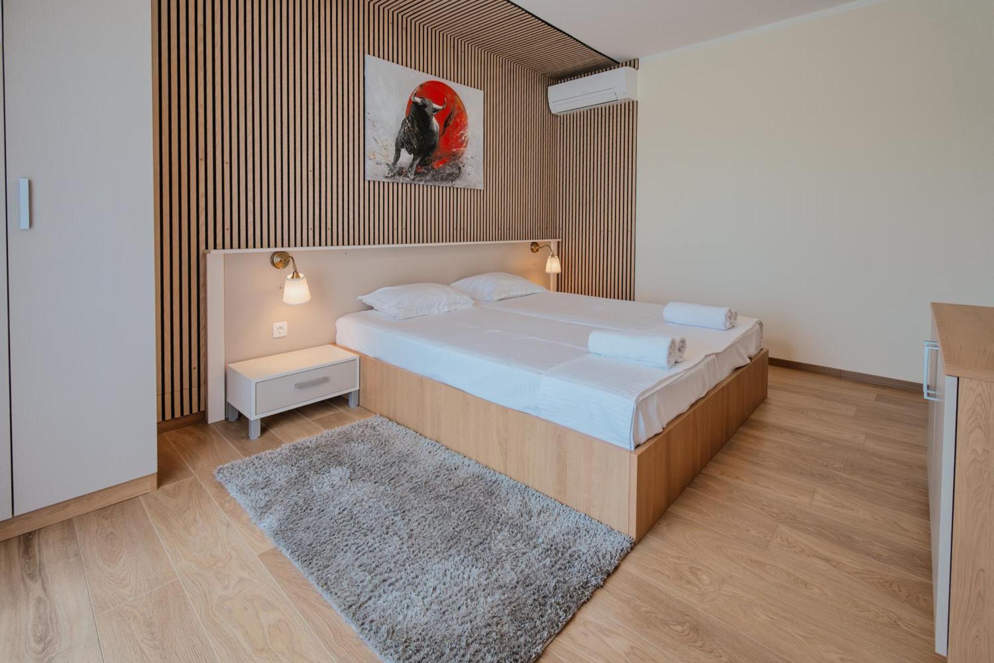 Luxury Apartment *