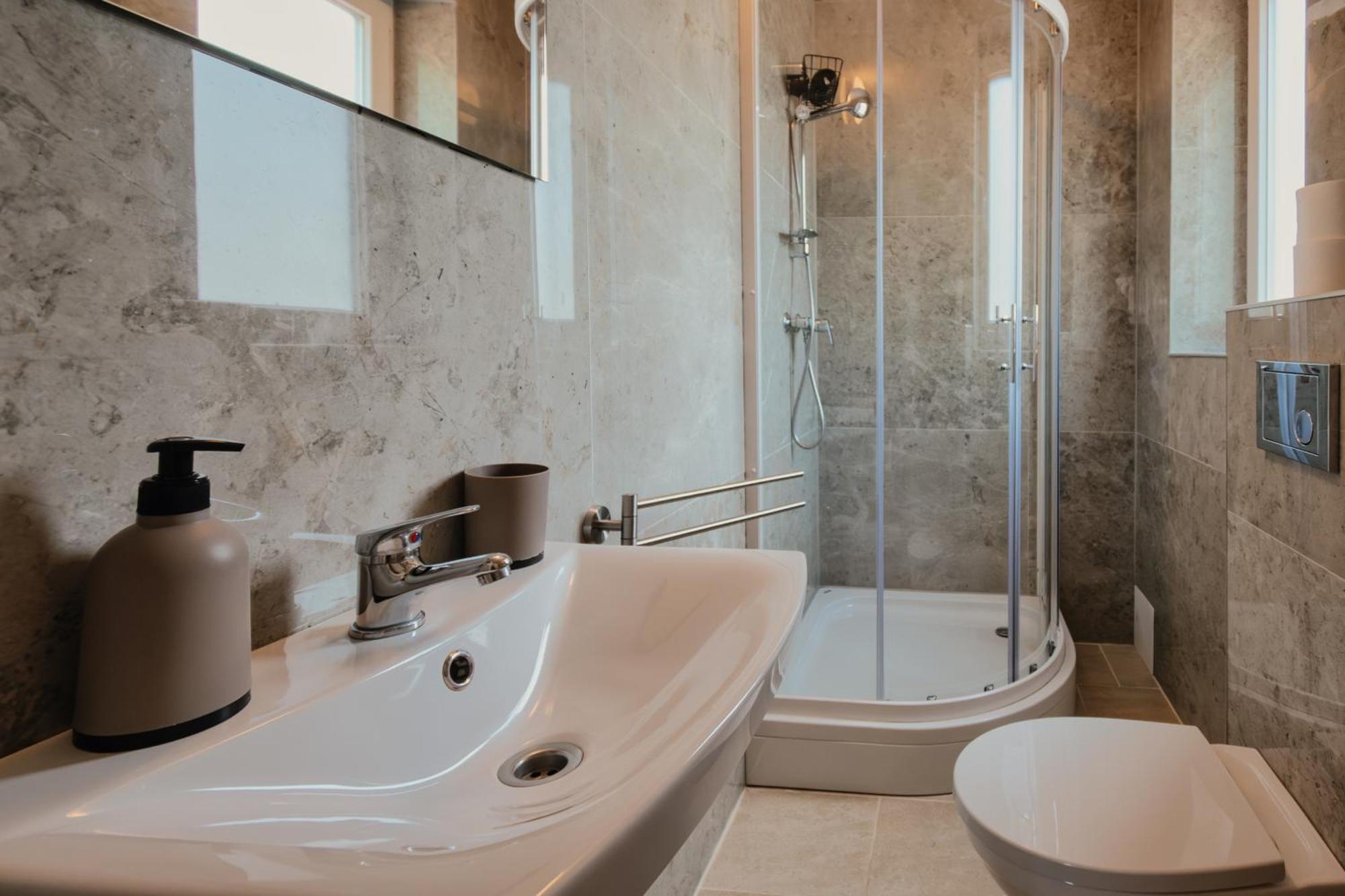 Luxury Apartment *
